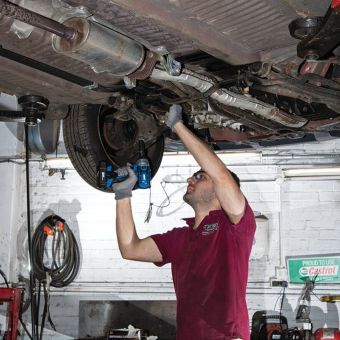 Draper D20 20V Brushless Impact Wrench 1/2 Inch Square Drive 250Nm with 2 x 2.0Ah Batteries and Charger